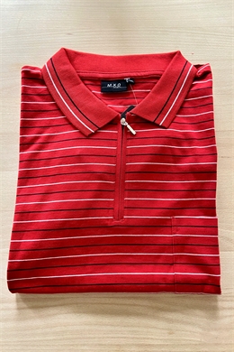 Polo shirts til mænd fra  MXO i rød med tynde striber i sort og hvid. Den har korte ærmer , brystlomme og lynlås i halsen